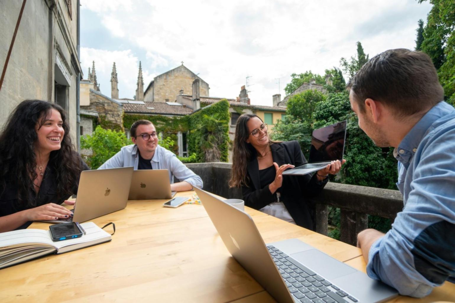 Étudiant travaillant sur des modèles financiers